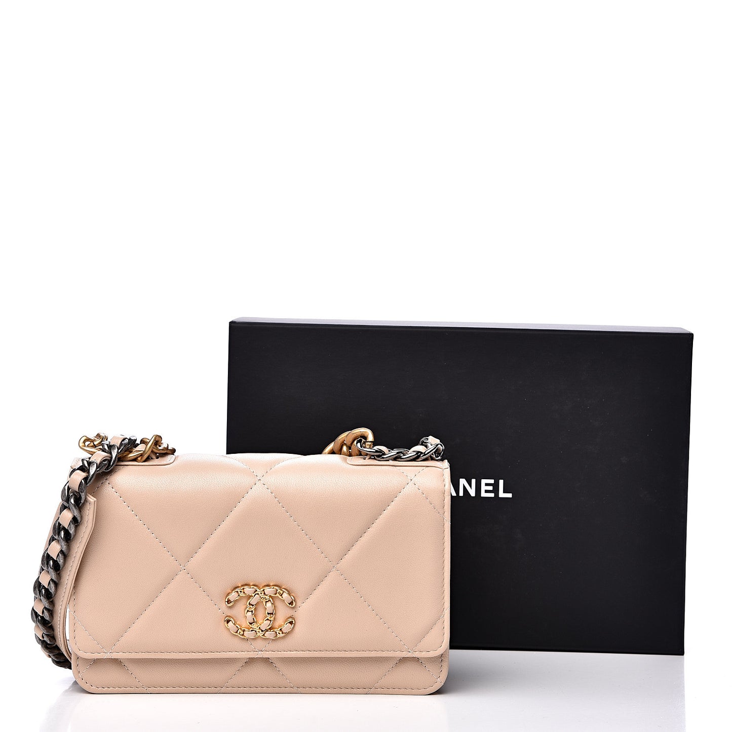 Lambskin Quilted 19 Wallet On Chain WOC Light Beige