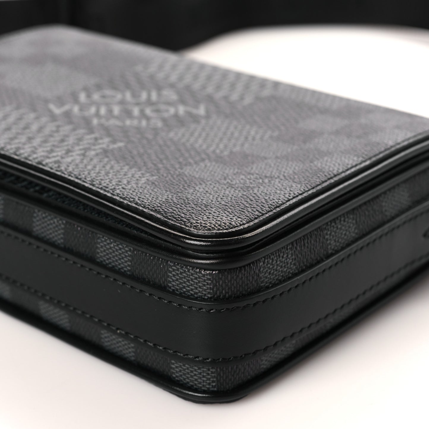 Damier Graphite 3D Studio Messenger