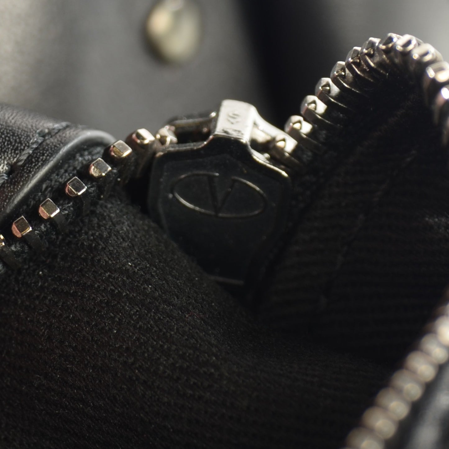 Vitello Crystal Medium Rockstud Tote Black