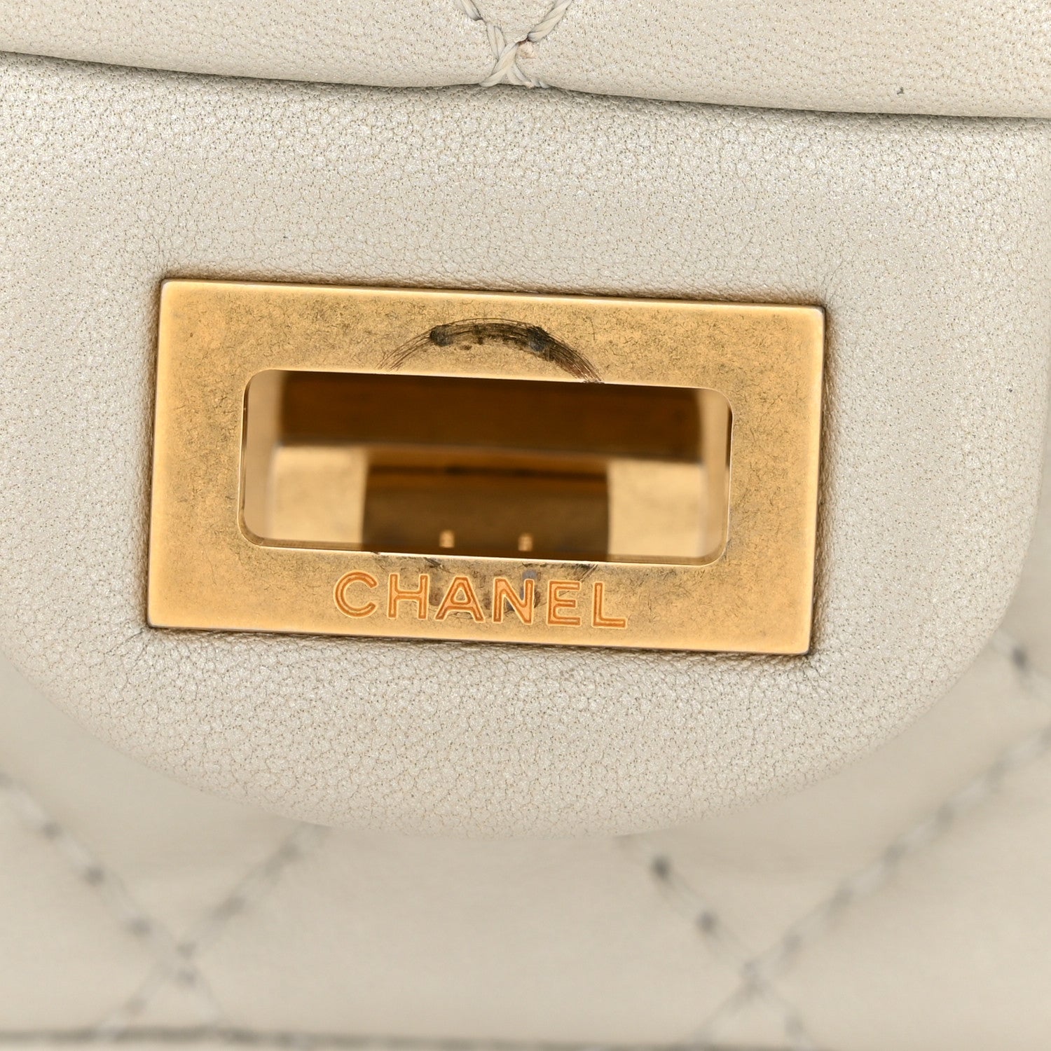 レア！！CHANEL アイボリー　ミニバッグ Chanel Metallic Goatskin Quilted 2.55 Reissue Mini Flap Silver