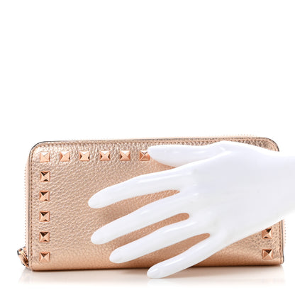 Valentino Garavani Metallic Pebbled Calfskin Rockstud Zip Around Wallet Rame 2 of 8