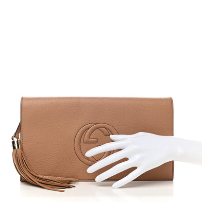 Gucci Pebbled Calfskin Medium Soho Clutch Camelia 2 of 14