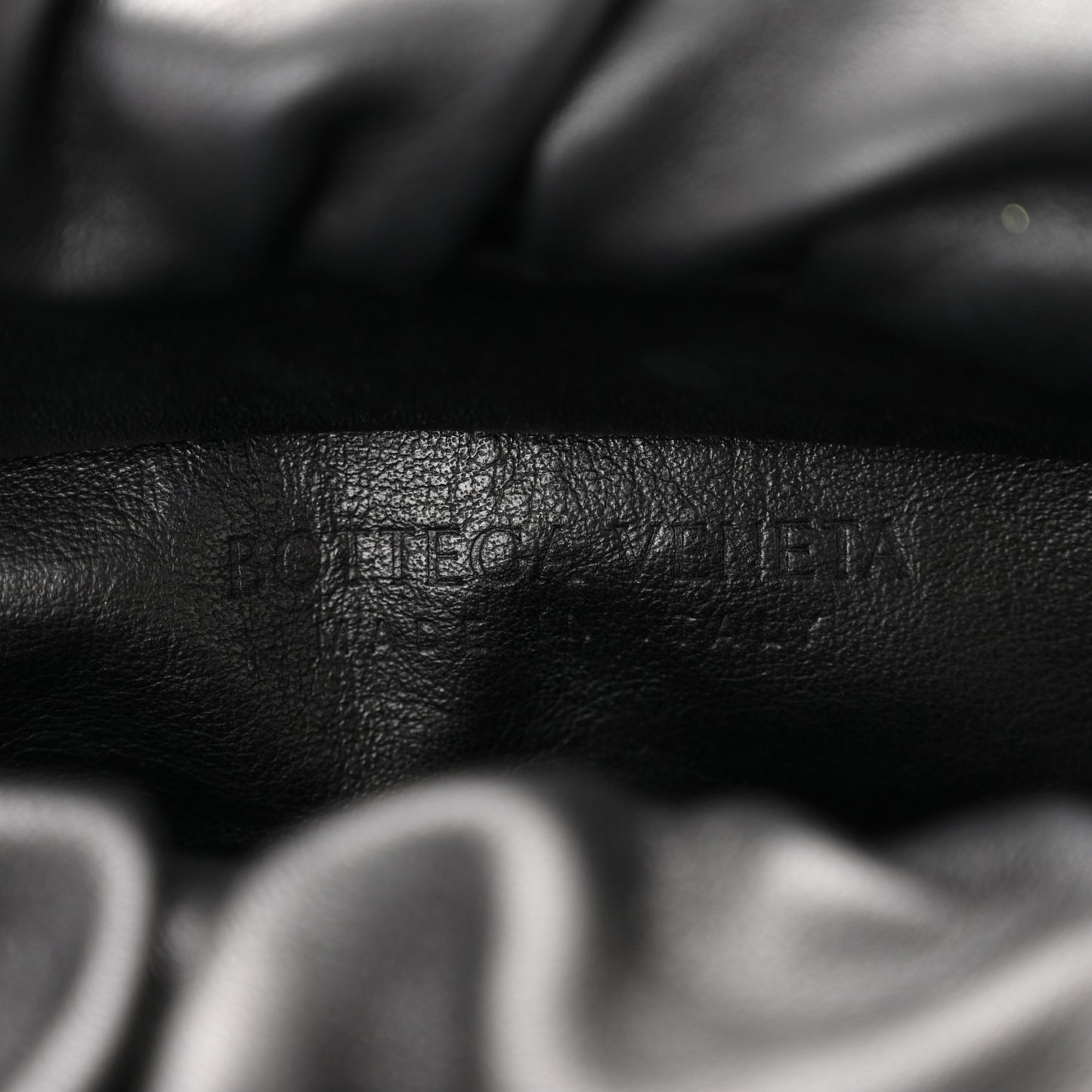 Calfskin The Pouch Chain Black