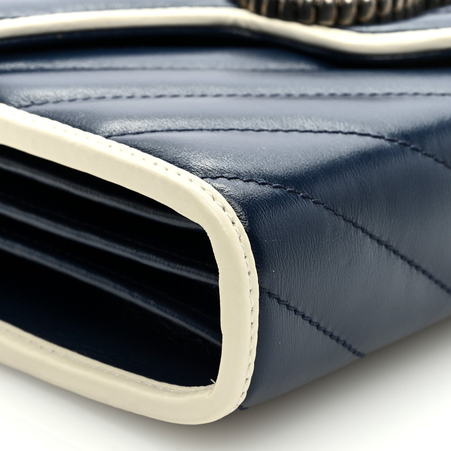 Vintage Effect Calfskin Matelasse Diagonal Torchon GG Marmont Chain Wallet Blue Agata Mystic White