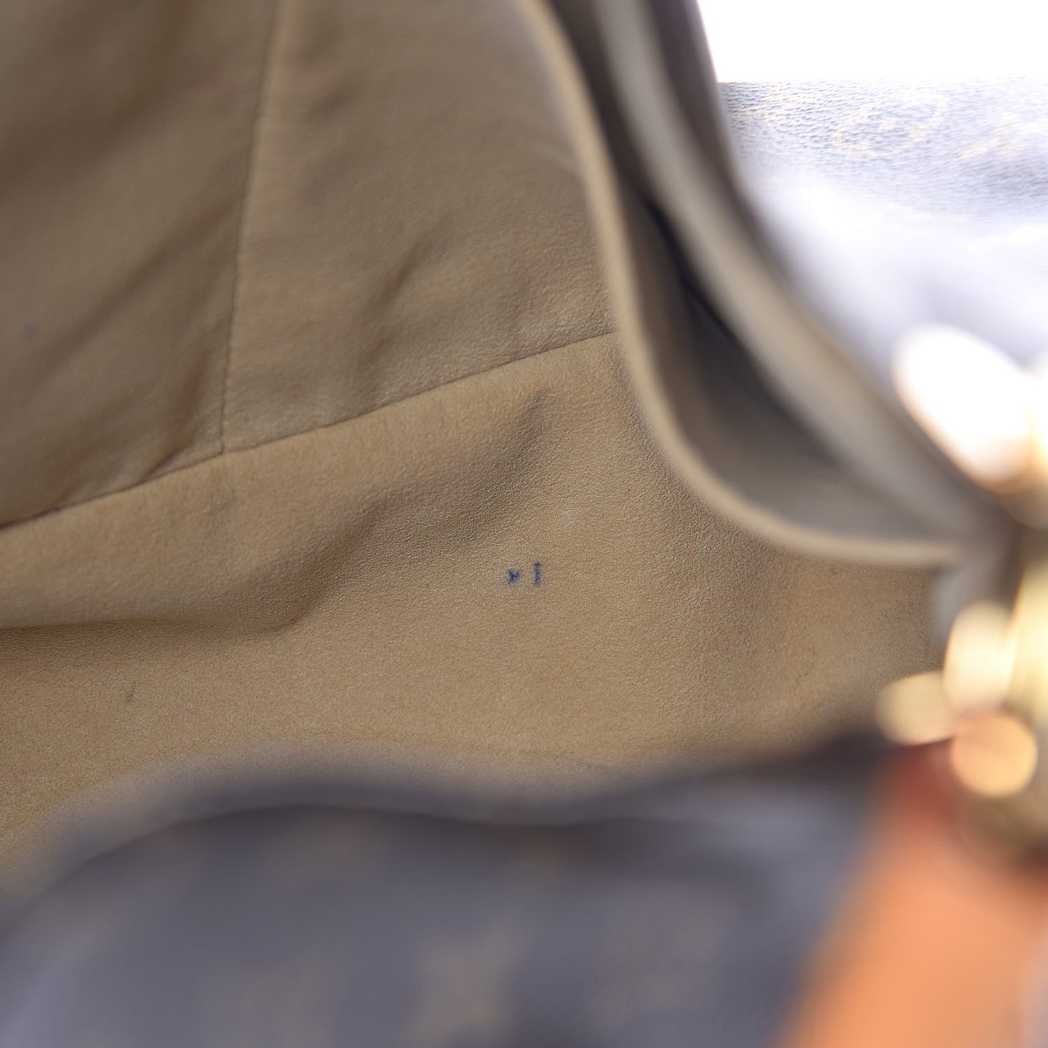 Louis Vuitton Monogram Artsy MM 9 of 12