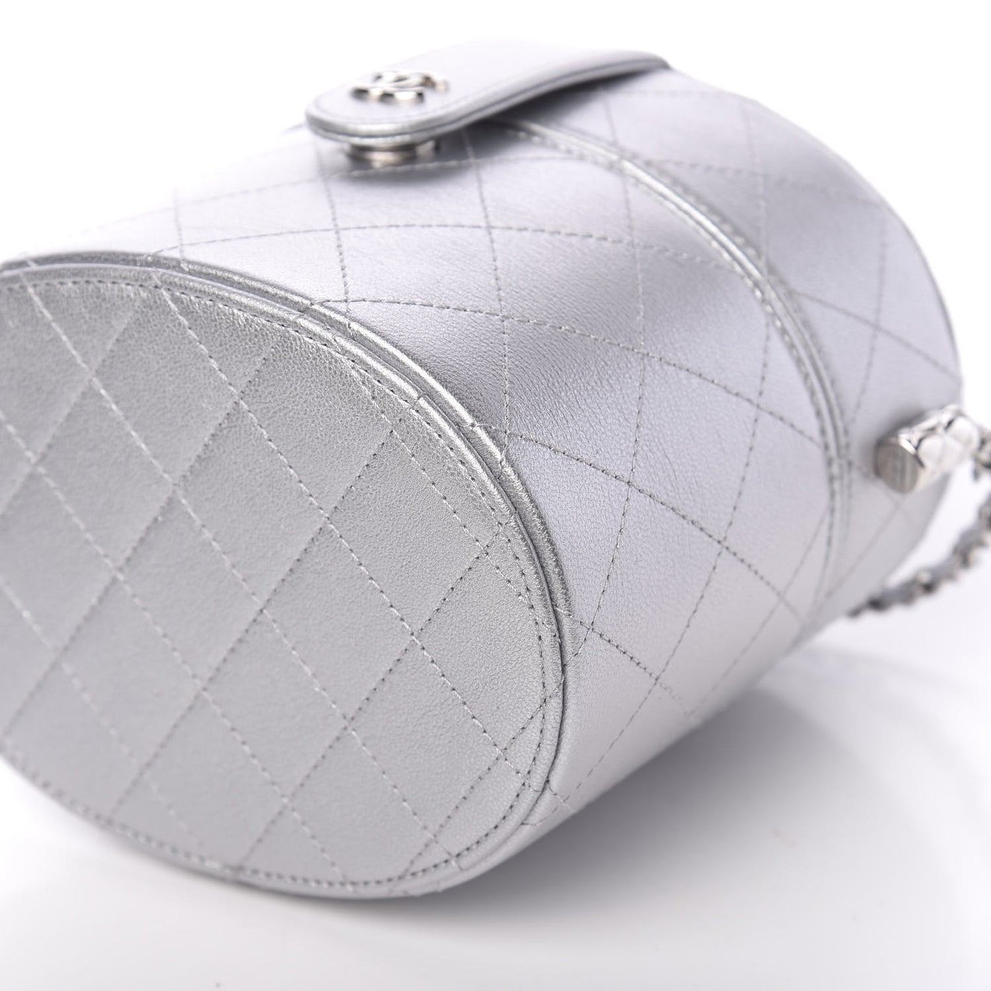 Metallic Lambskin Quilted Round Vanity Case With Chain Silver