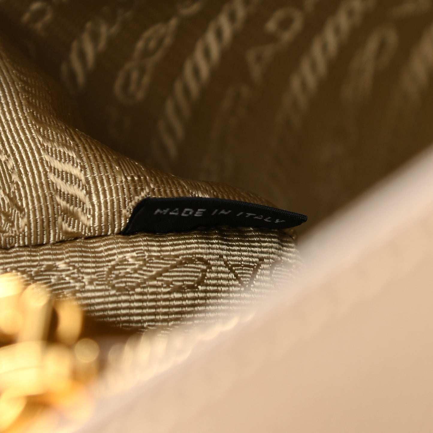 Saffiano Lux Medium Tote Cammeo