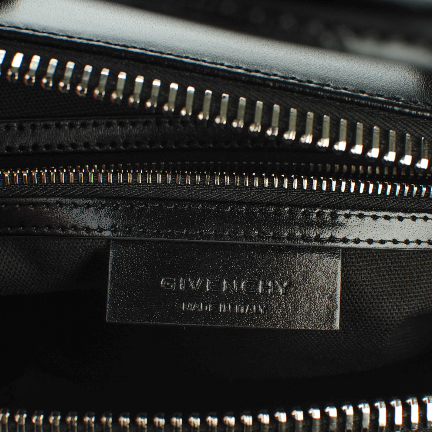 Shiny Lord Calfskin Small Antigona Black