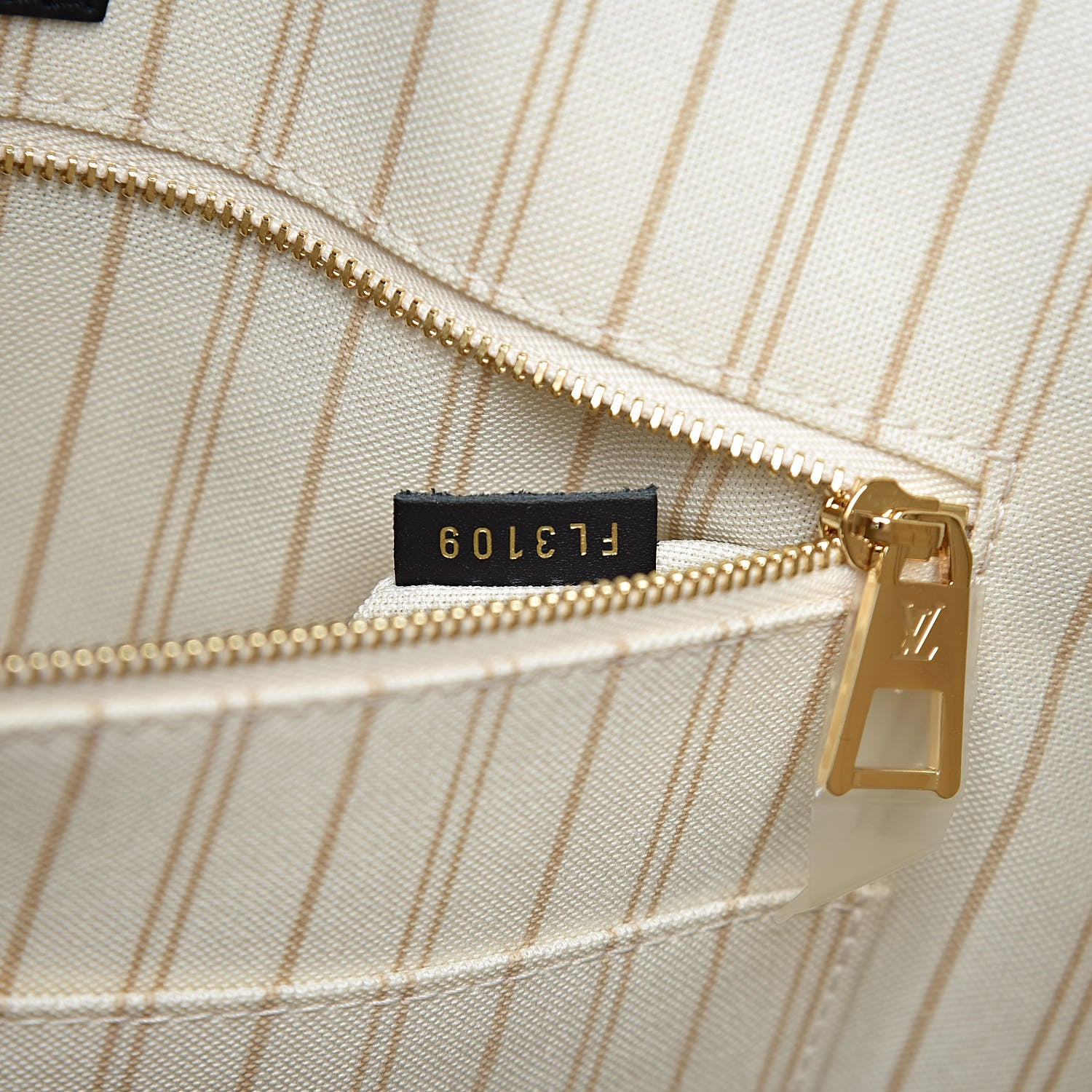 Louis Vuitton Monogram Giant Jungle Onthego GM Ivory 7 of 10