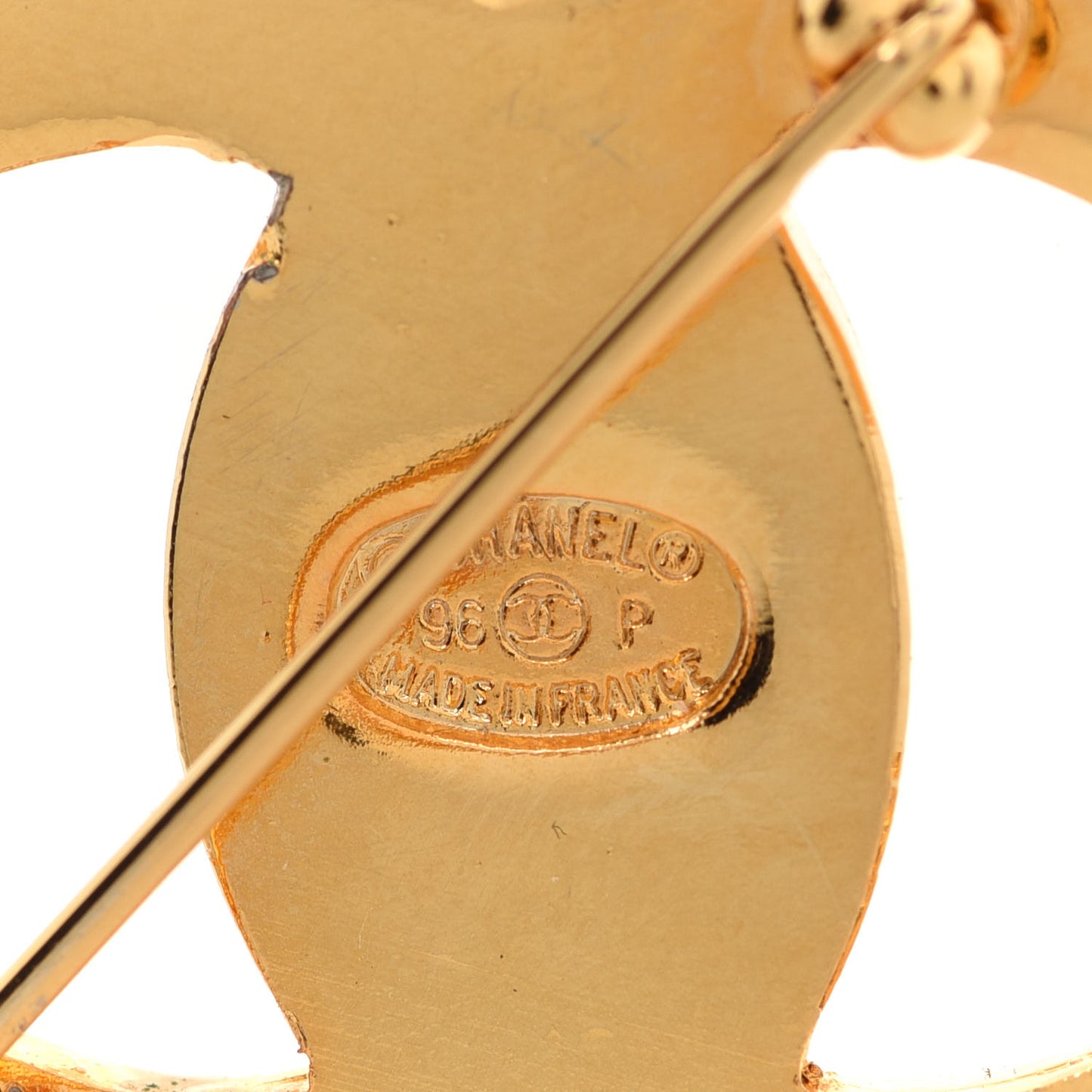 Metal CC Turn Lock Brooch Gold