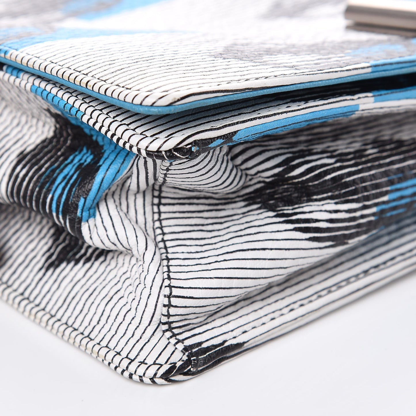 Vitello Daino Lip Print Shoulder Bag White Azzurro