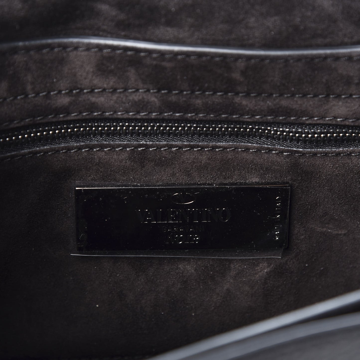 Pebbled Calfskin Onyx Medium Rockstud Rolling Flap Saddle Bag Black