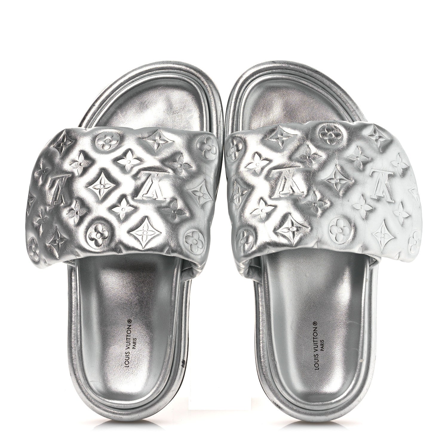 Louis Vuitton エンボスロゴサンダル シルバー/ホワイト Louis Vuitton Lambskin Embossed Monogram Pool Pillow Flat Comfort