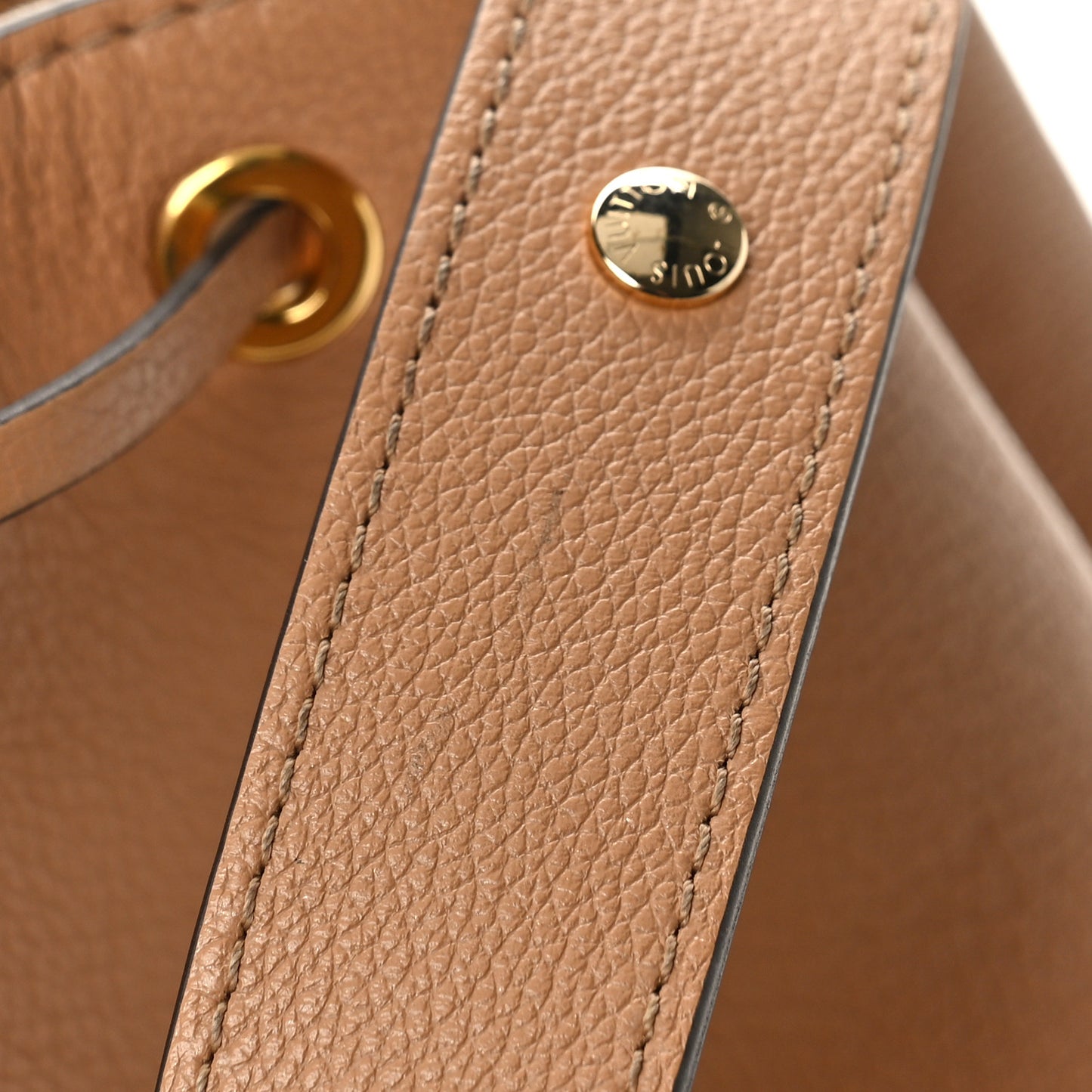 Calfskin Lockme Bucket MM Arizona Beige