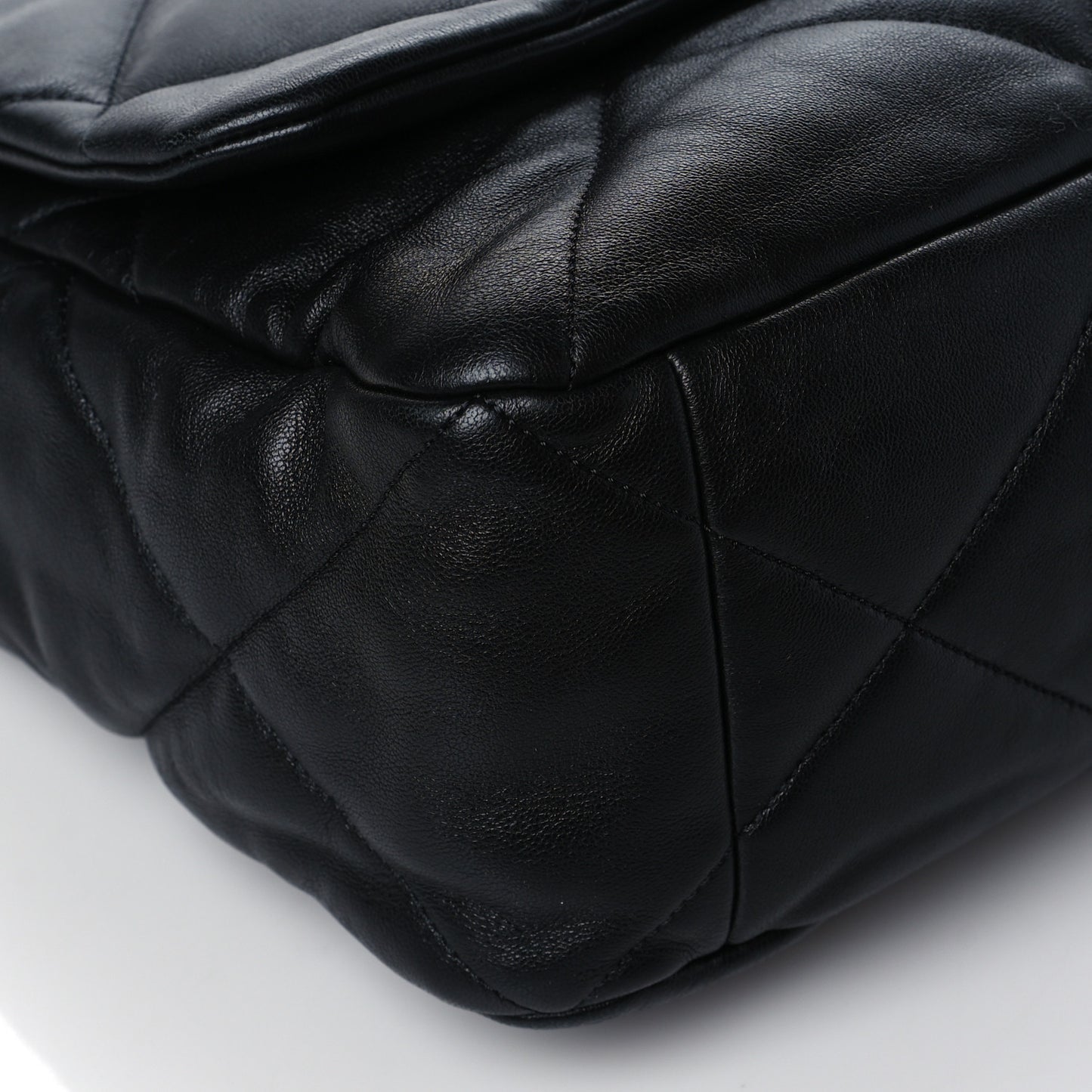 Lambskin Quilted Maxi Chanel 19 Flap Black