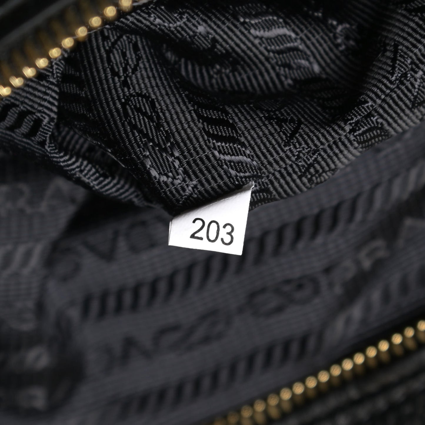 Vitello Daino Side Zip Tote Black