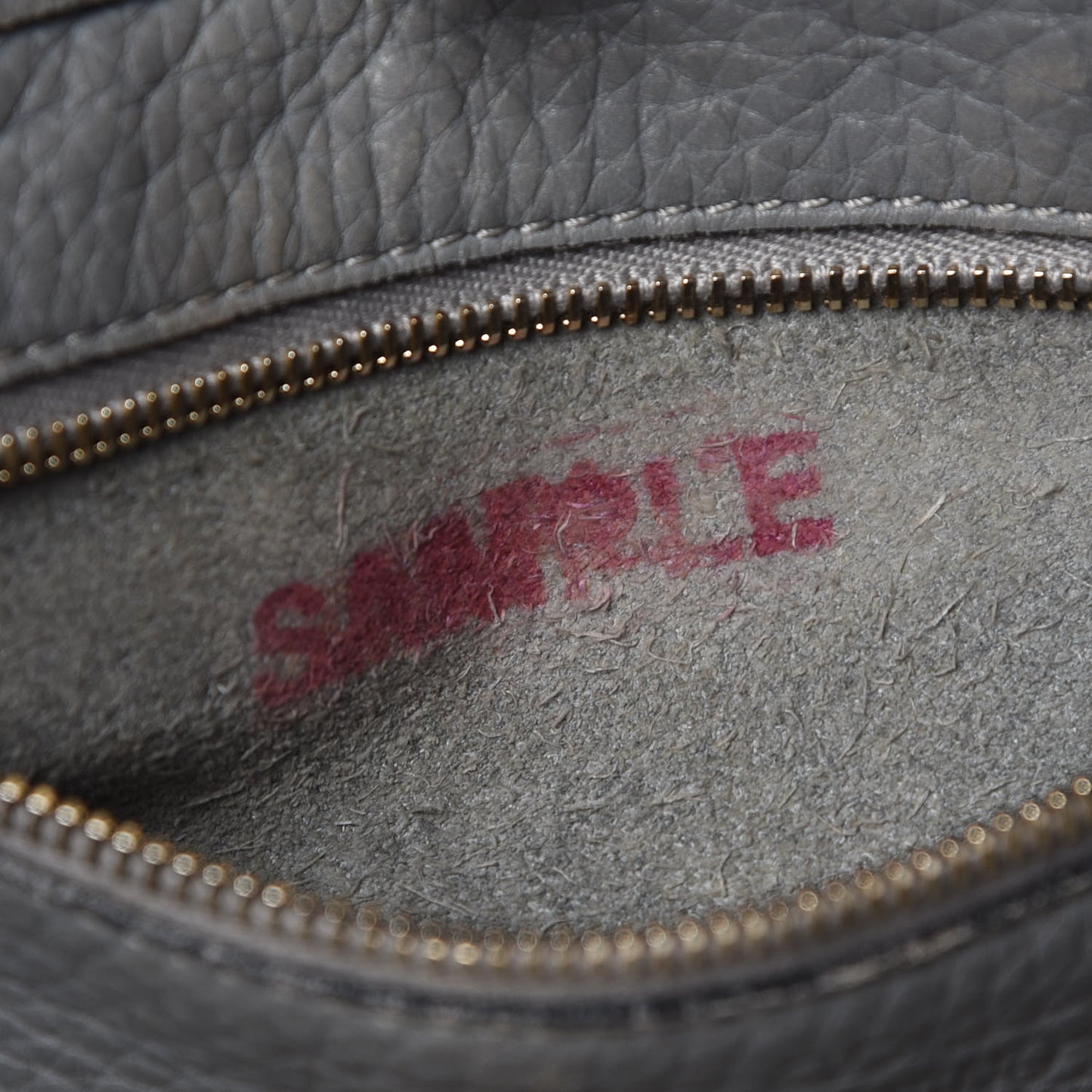 Pebbled Calfskin Large Rockstud Flip-Lock Messenger Bag Grigio Perla