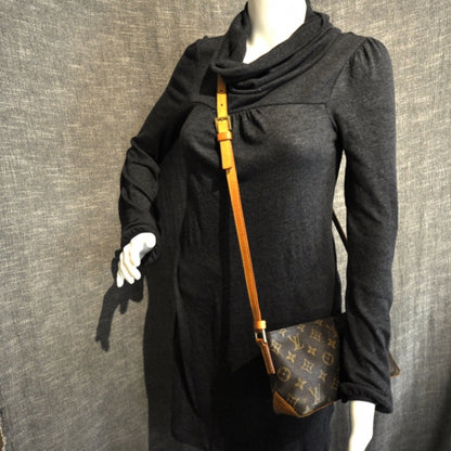 Louis Vuitton Monogram Trotteur 2 of 10