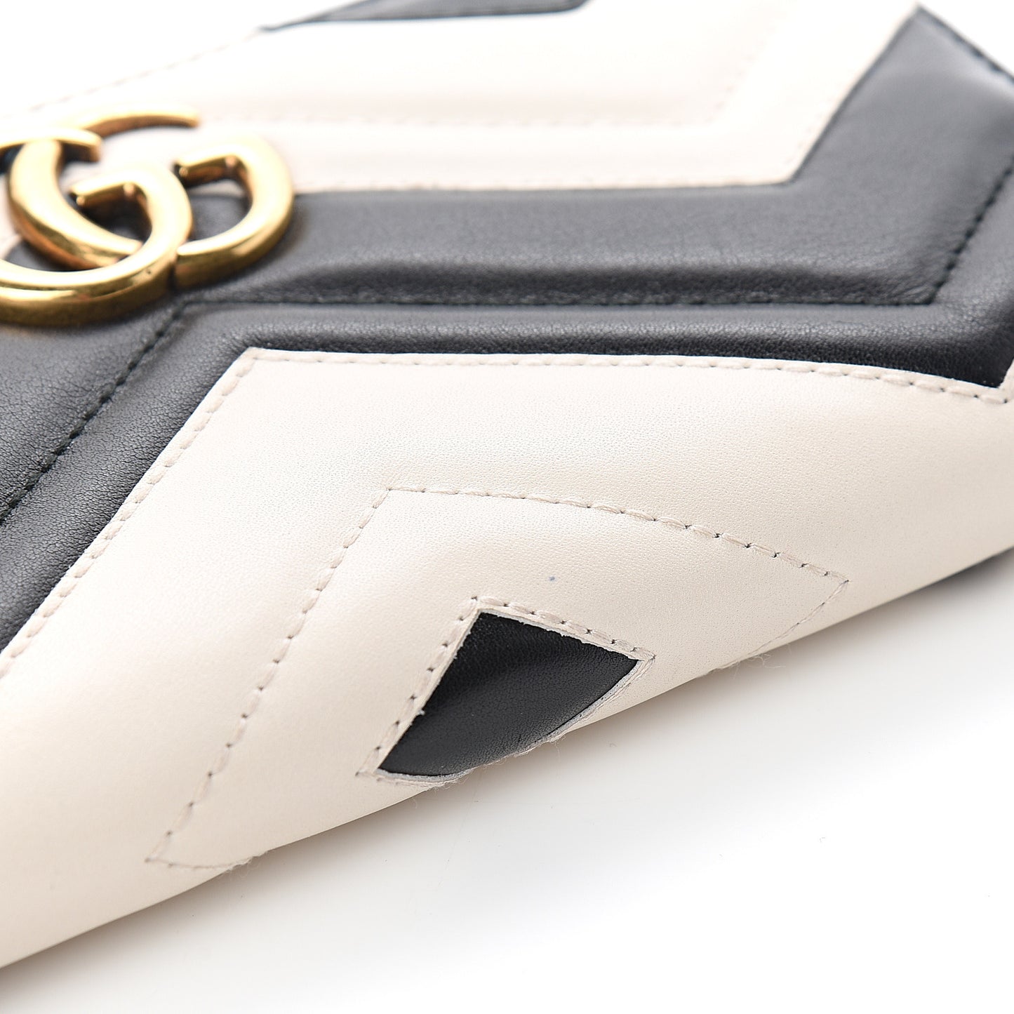 Calfskin Matelasse GG Marmont Zip Around Wallet Black White