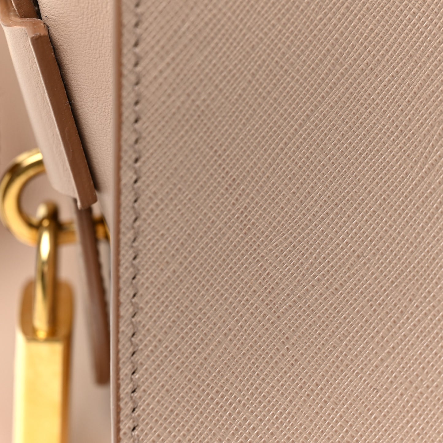 Saffiano City Calfskin Medium Esplanade Cammeo