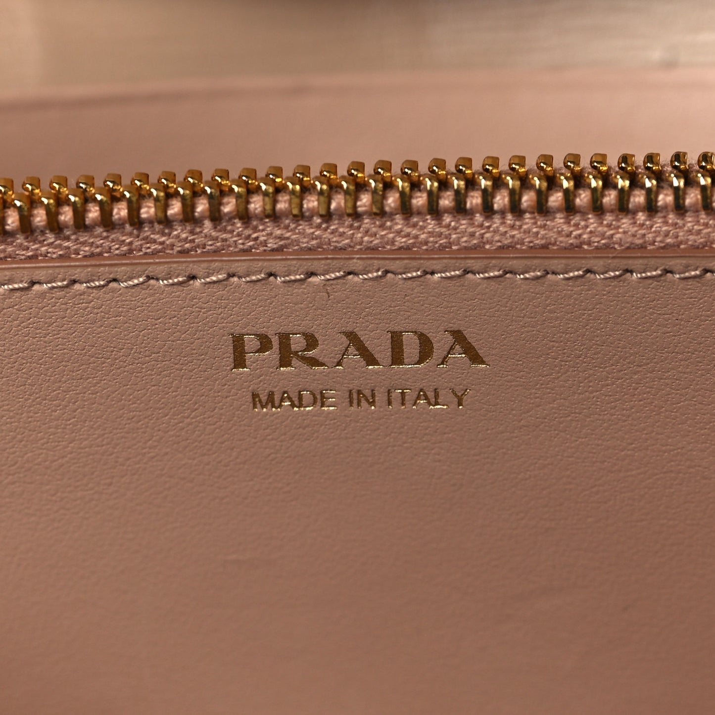 Vitello Move Metal Oro Chain Wallet Cammeo