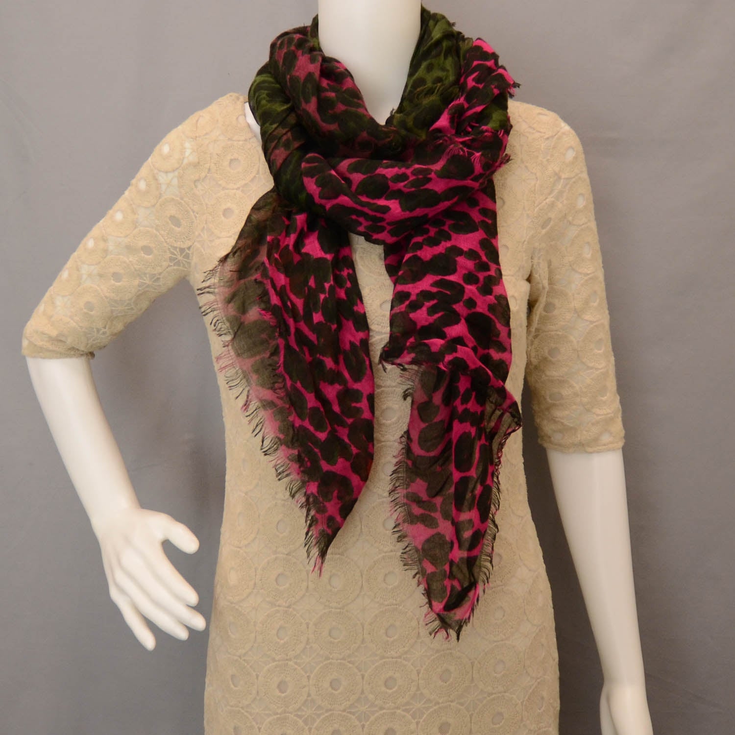 Louis Vuitton Cashmere Leopard Blurry Leo Stole Kaki 5 of 5