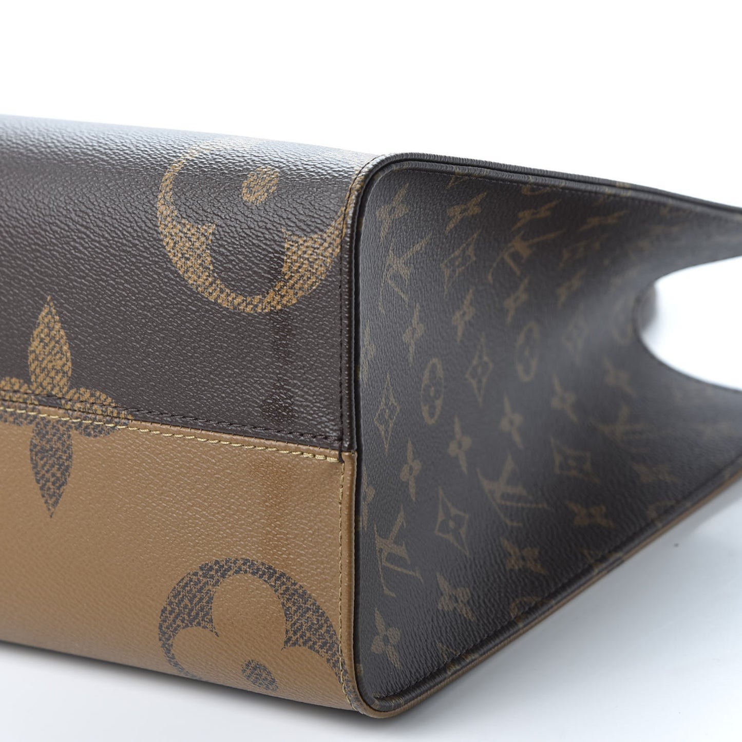 Reverse Monogram Giant Onthego MM