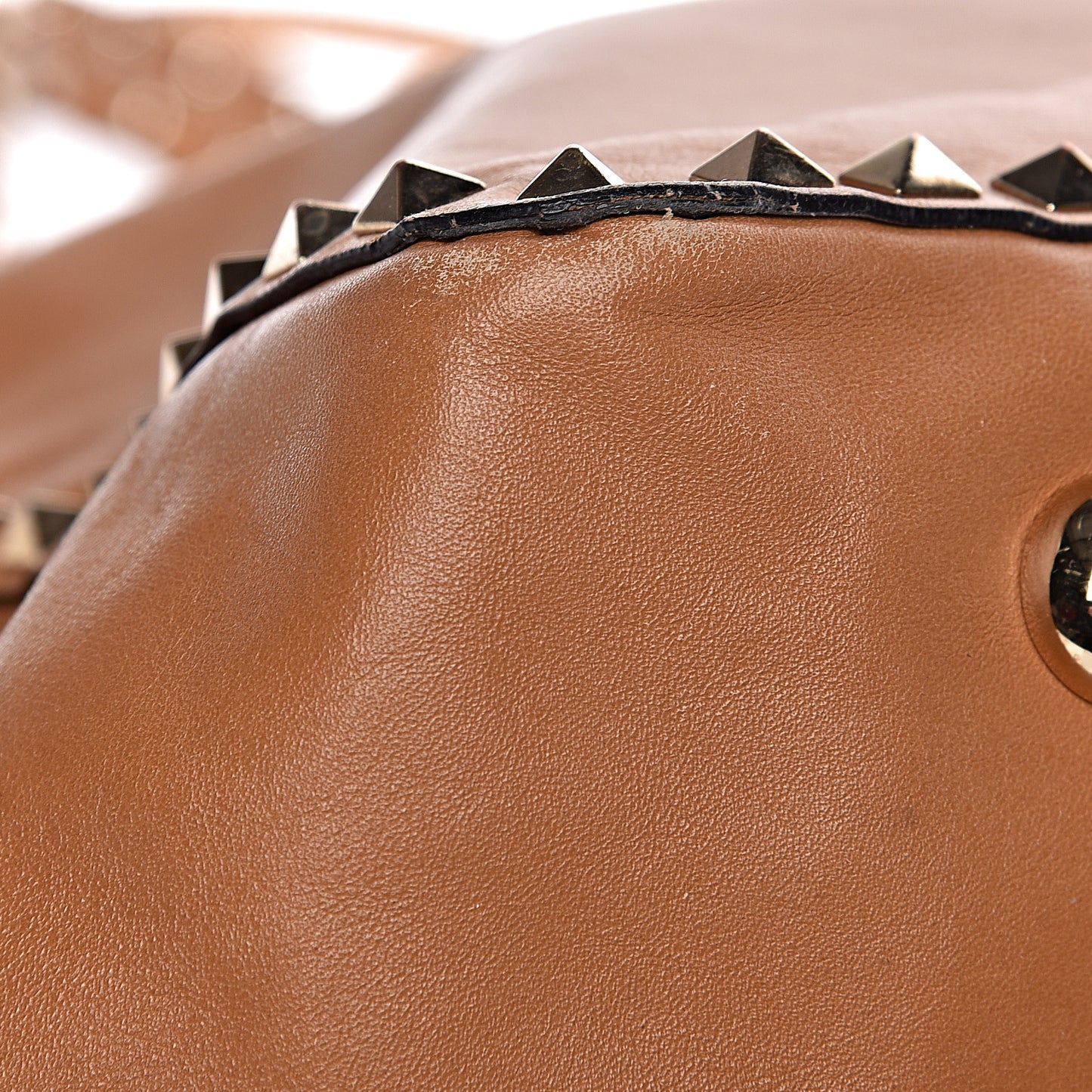 Vitello Large Rockstud Tote Beige