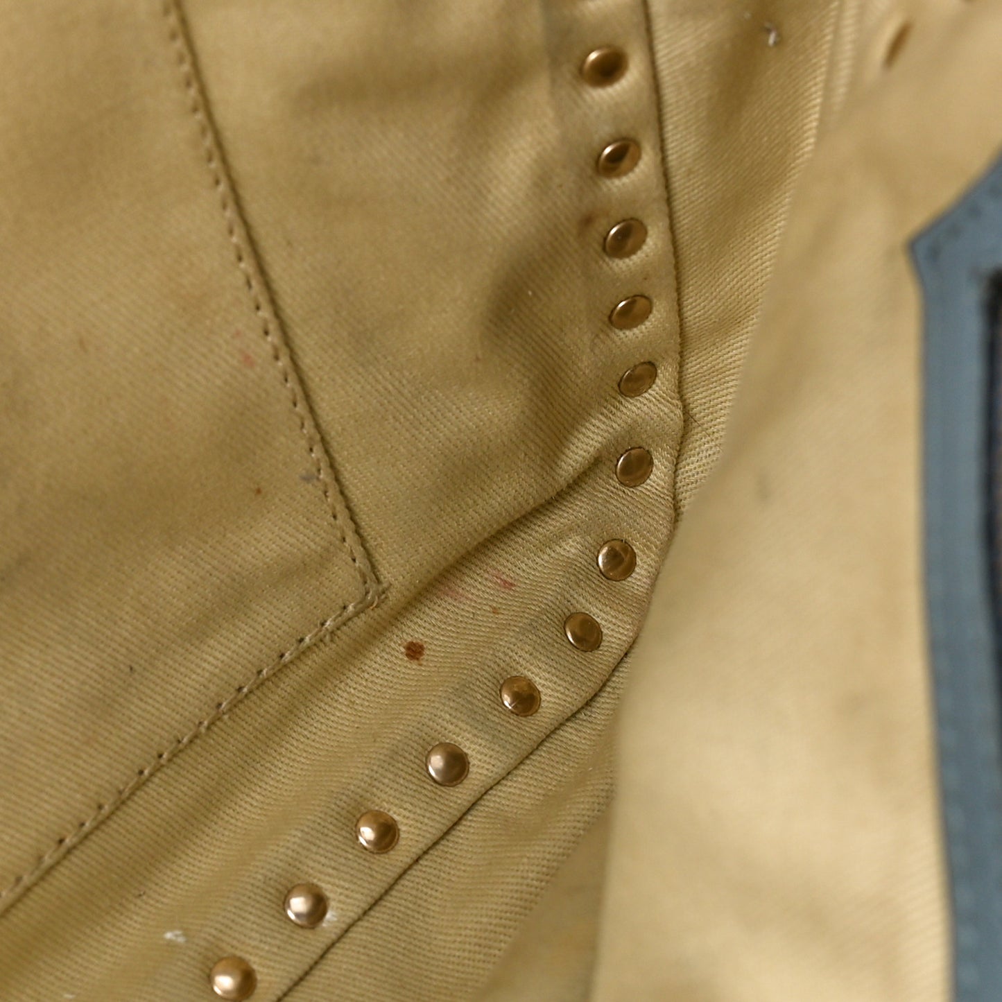 Vitello Rockstud Flap Shoulder Bag Light Stone