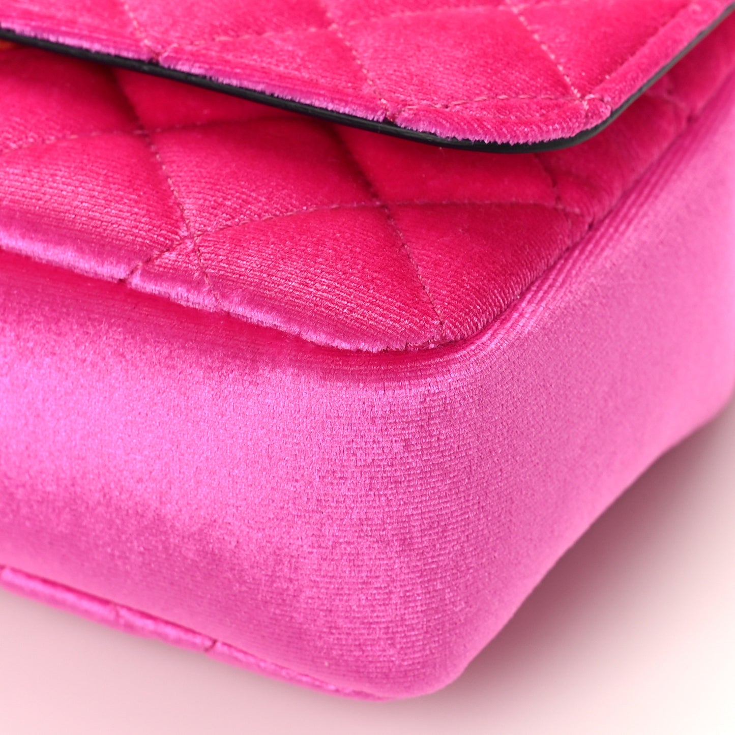 Velvet Quilted Medusa Chain Crossbody Pink