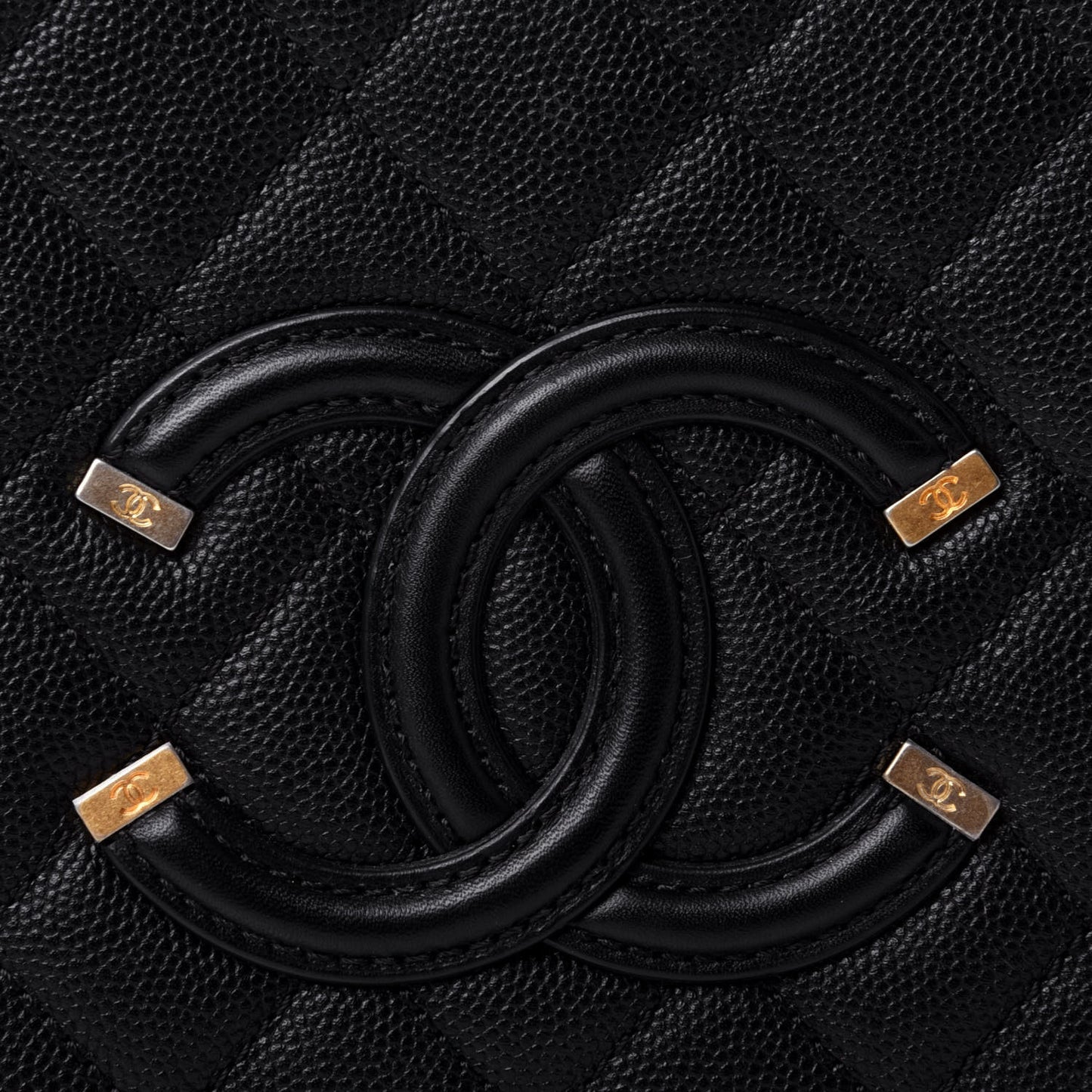 Caviar Quilted Medium CC Filigree Vanity Case Black