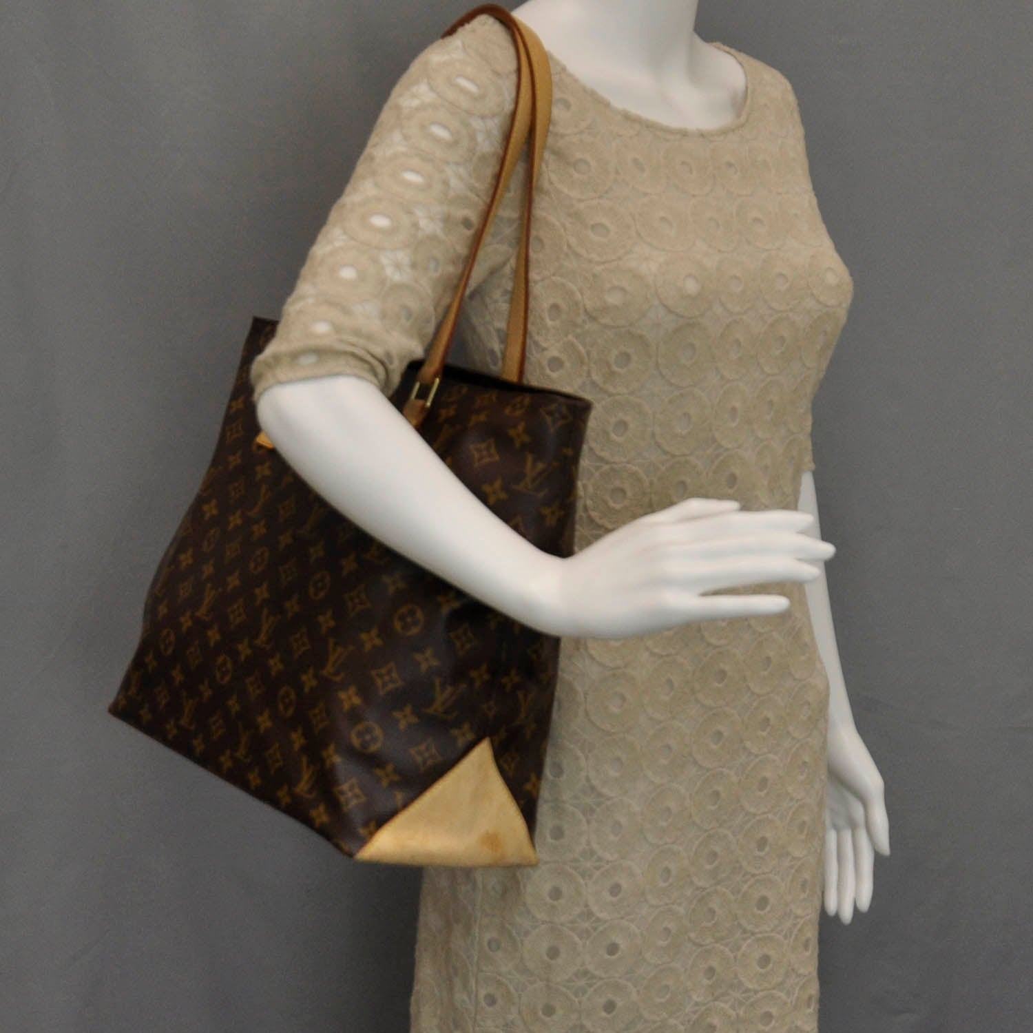 Louis Vuitton Monogram Cabas Mezzo 2 of 9