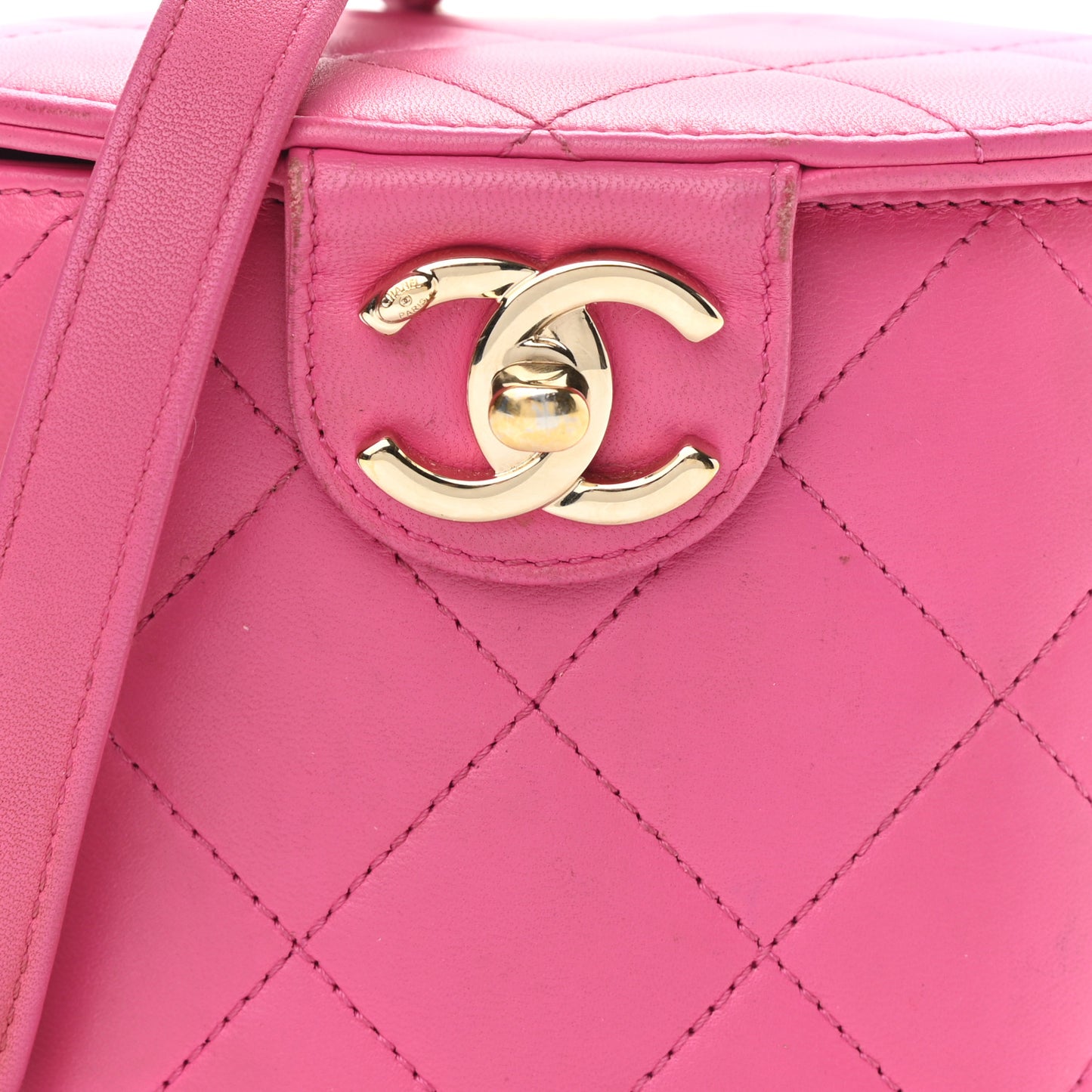 Lambskin Resin Elegant Chain Vanity Case Dark Pink