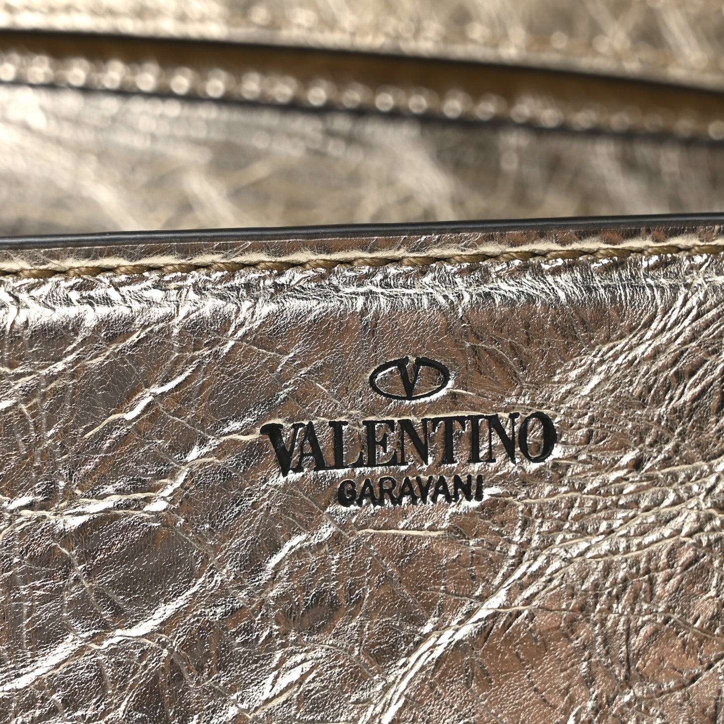 Metallic Crackle Effect Calfskin Vlogo Small Loco Shoulder Bag Platino