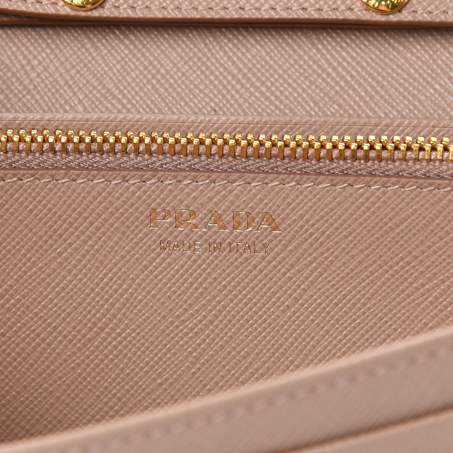 Saffiano Metal Oro Chain Wallet Cammeo