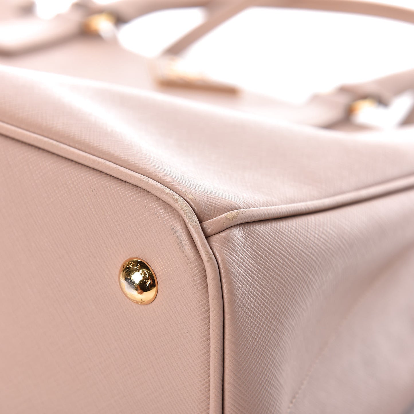 Saffiano Lux Medium Tote Cammeo