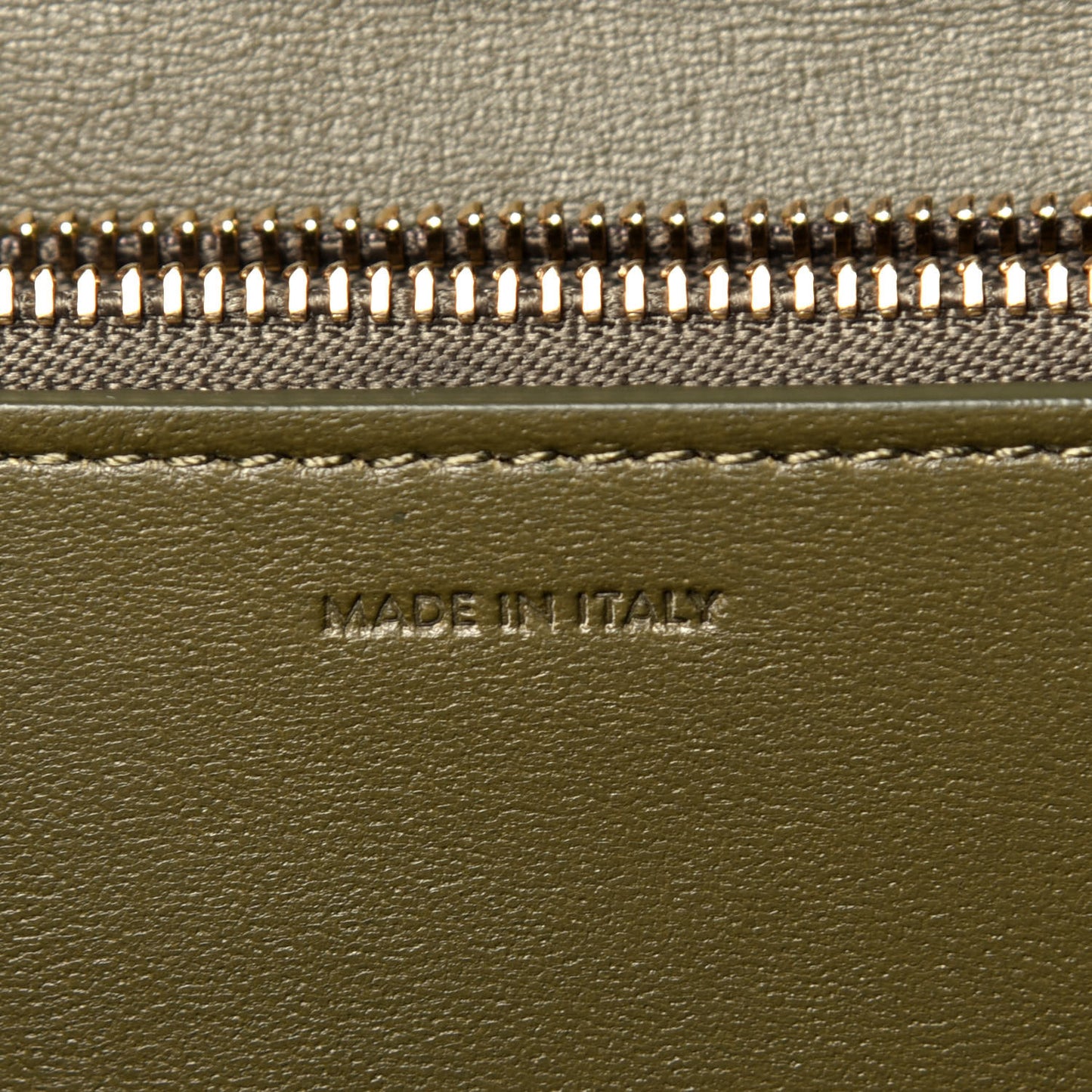 Box Calfskin Classic Box Medium Flap Bag Army Green