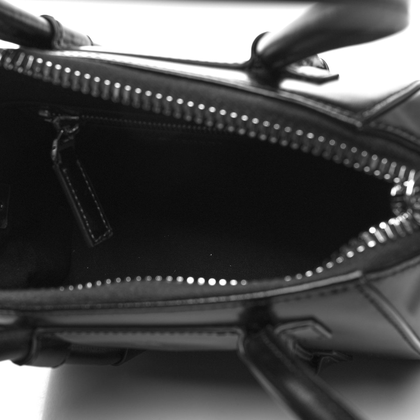 Box Calfskin Mini Lock Antigona Black