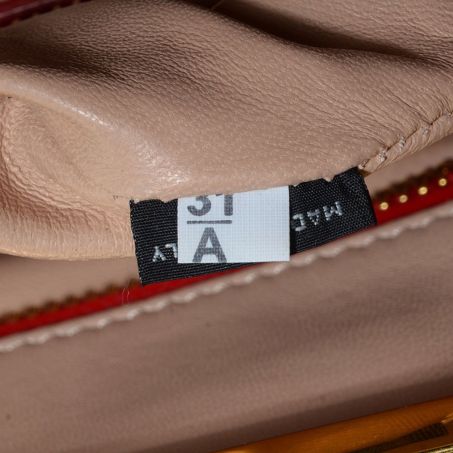 Saffiano Vernice Pyramid Bag Rosso Geranio Black