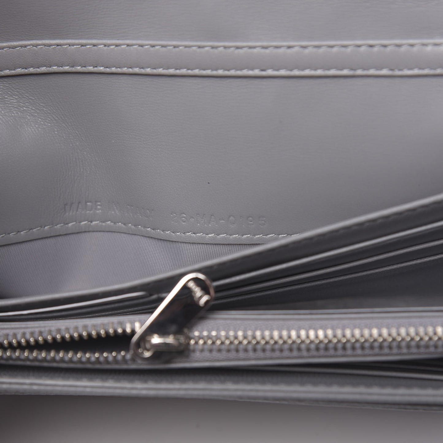 Grained Calfskin Diorama Croisiere Chain Wallet Gris
