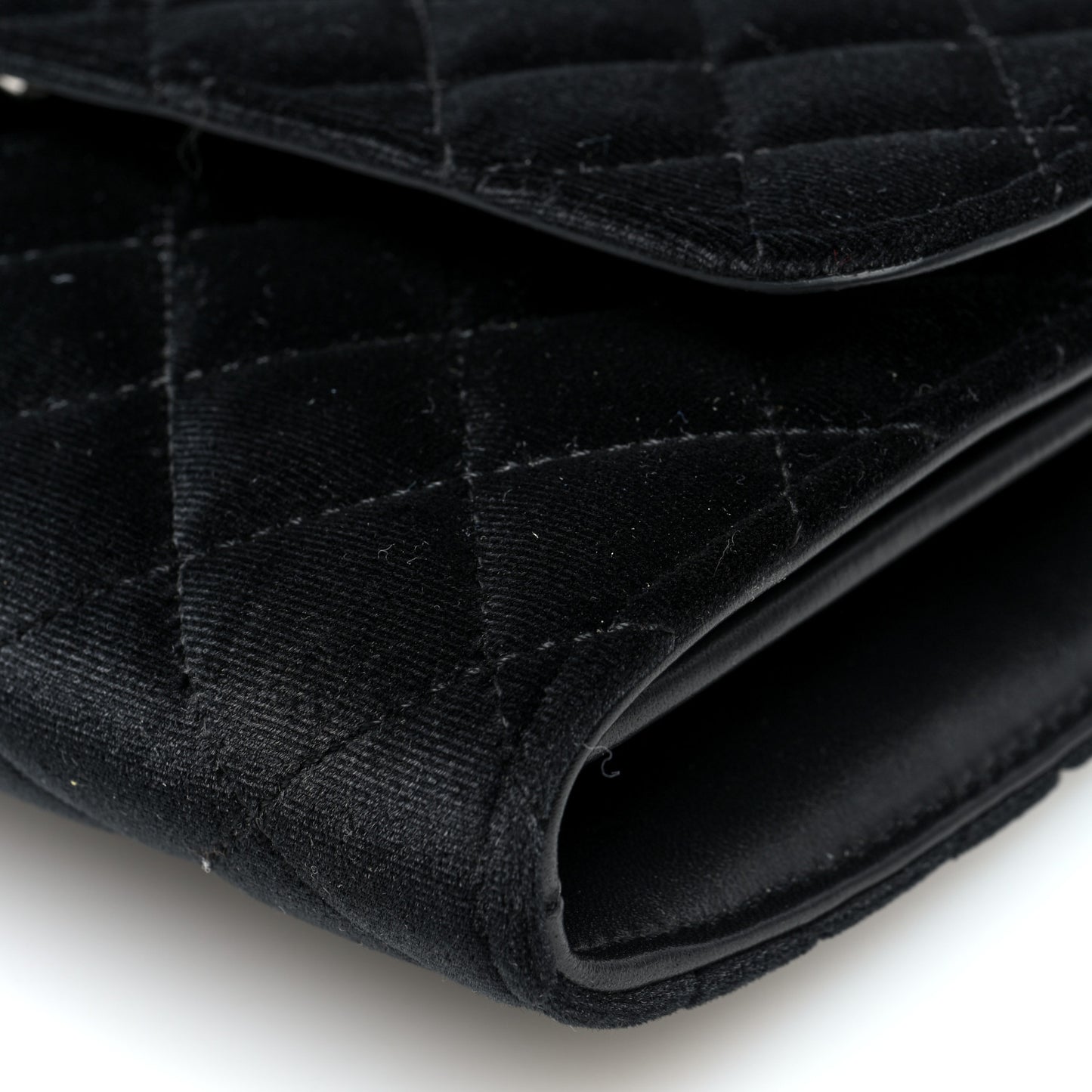 Velvet Quilted Medusa Wallet On Chain Black