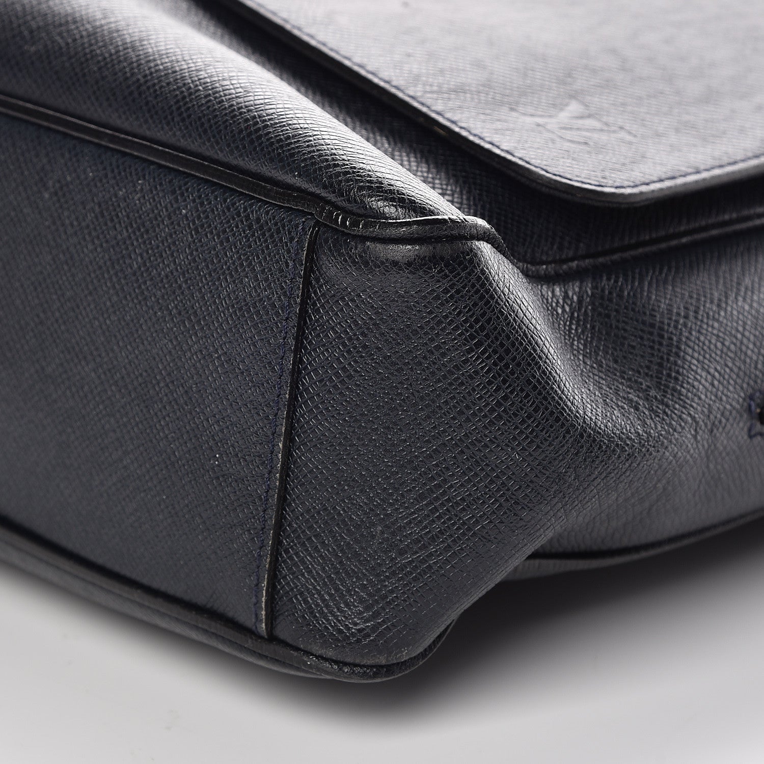 Louis Vuitton Taiga Milo Messenger Boreal 9 of 15