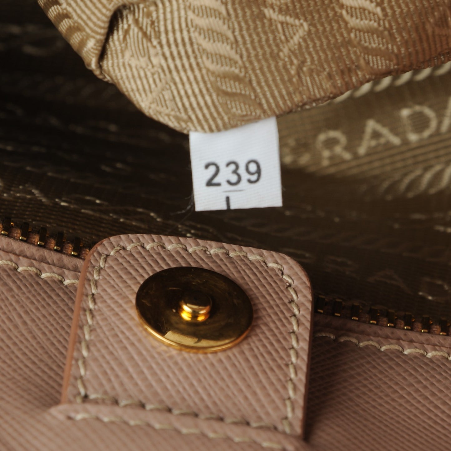 Saffiano Lux Medium Tote Cammeo