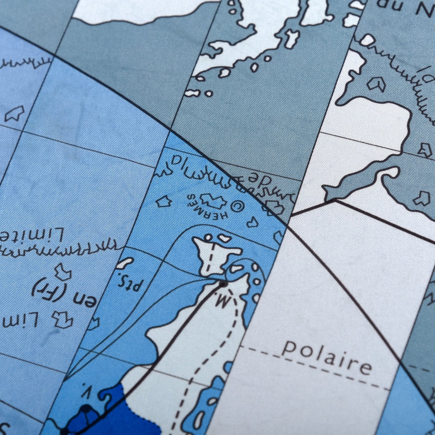 Silk Le Monde Est Vaste Scarf 90