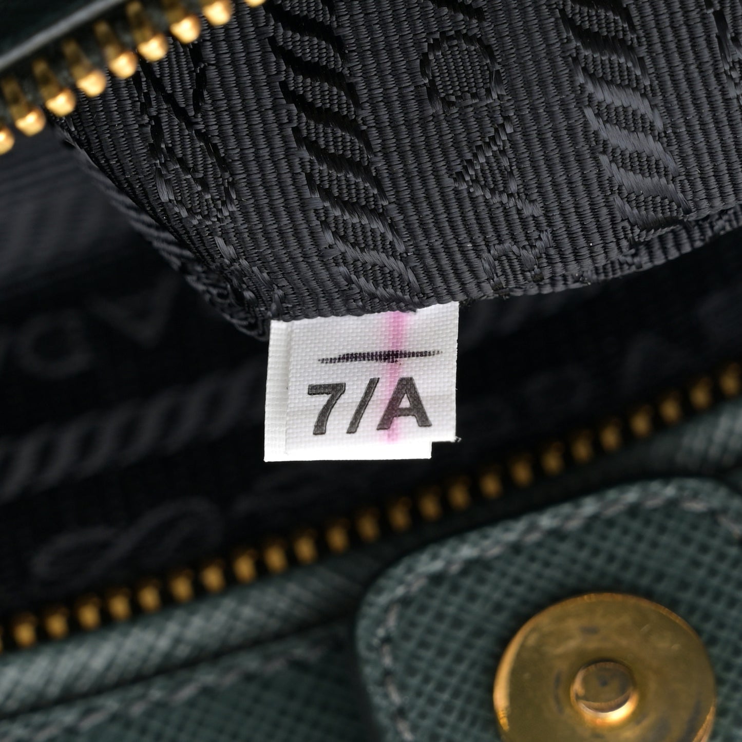 Saffiano Lux Medium Tote Smeraldo