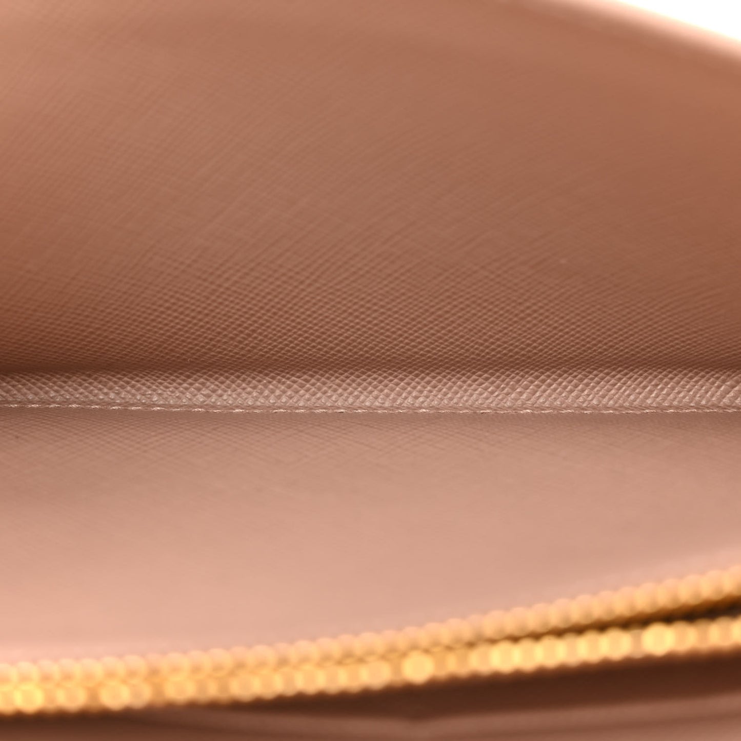 Saffiano Metal Oro Chain Wallet Cammeo
