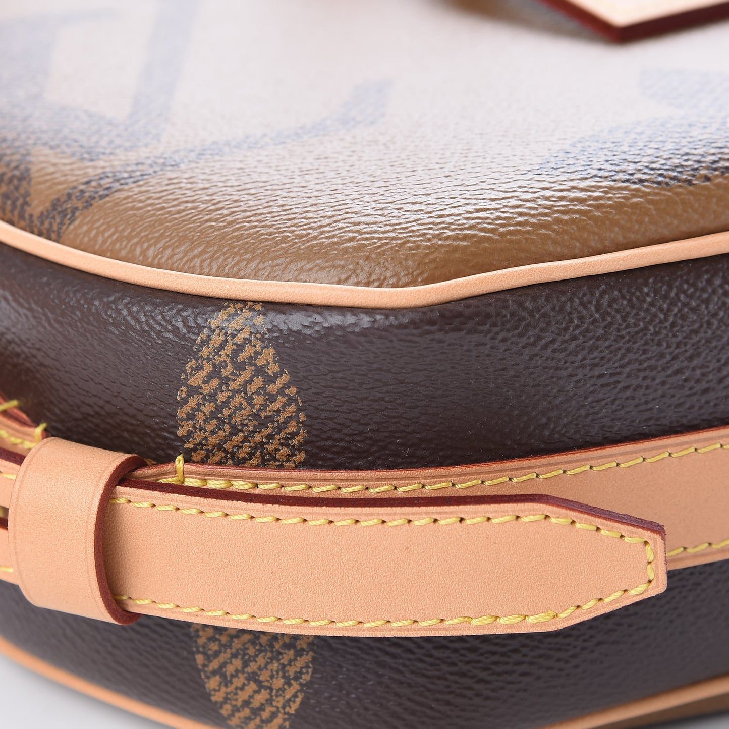 Reverse Monogram Giant Boite Chapeau Souple