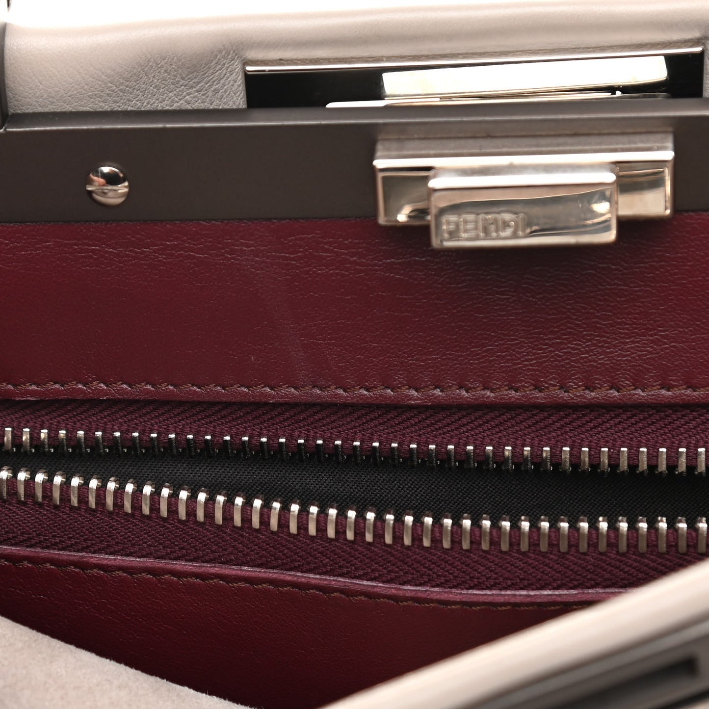 Vitello Seta Shiny Nappa Medium Peekaboo Iconic Satchel Grigio Polvere Bordeaux