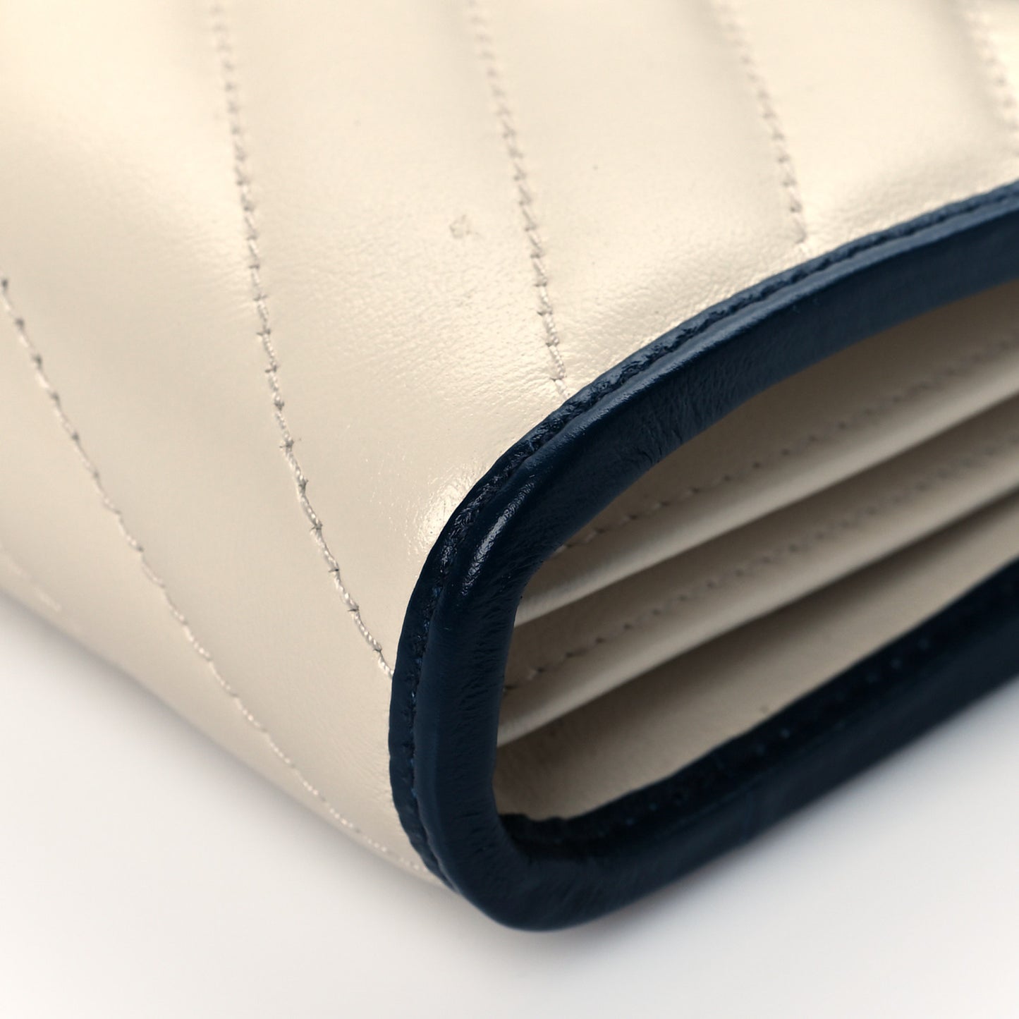Vintage Effect Calfskin Matelasse Diagonal Torchon GG Marmont Chain Wallet Mystic White Blue Agata