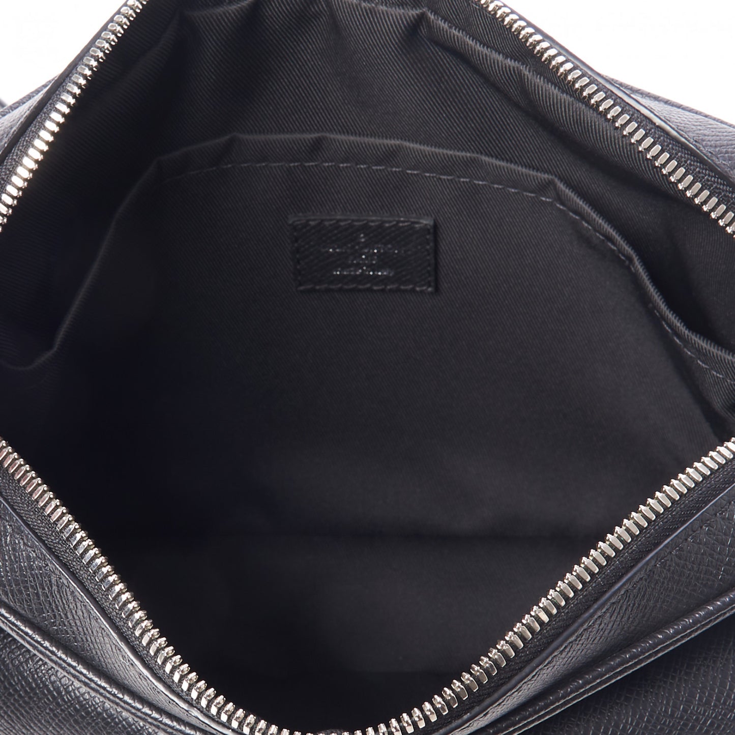 Taiga Monogram Eclipse Outdoor Messenger Black